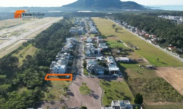 Terreno plano com Escritura Pública e 450m² ao lado da praça no Jardim Rio Vermelho