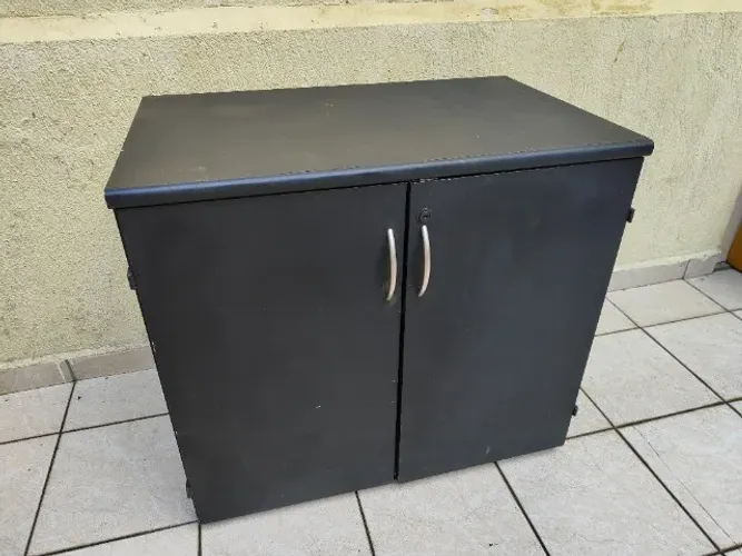 Armário Baixo de Escritório Preto com 2 Portas e Pezinhos Reguláveis
