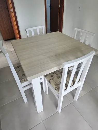 Vendo mesa com 4 cadeiras 