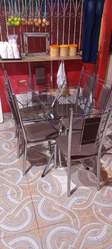 Mesa de vidro com 6 cadeiras