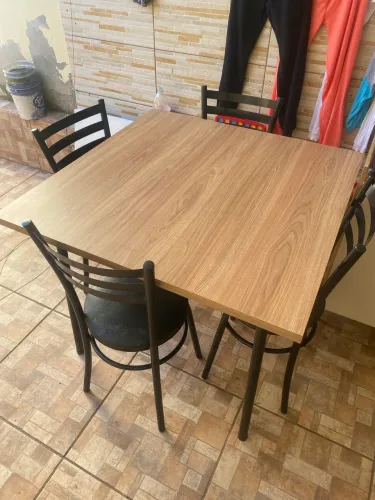 Mesa com 4 cadeiras