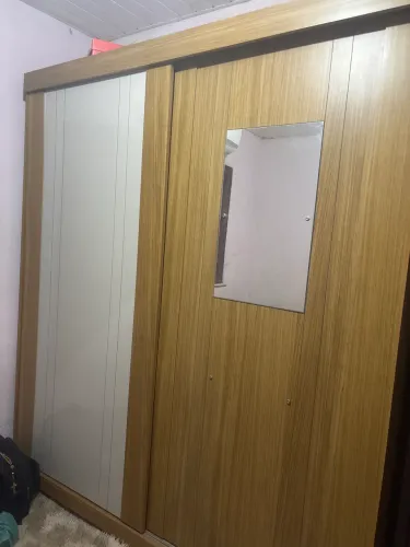 Vendo este lindo guarda roupas