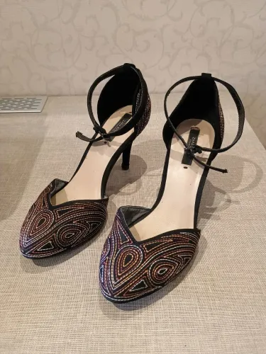 Scarpin Zara bordado étnico preto | Brasil 36