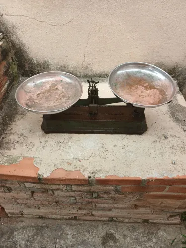 Balança antiga de dois pratos 