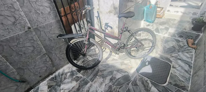 Vende- se 2 excelentes bicicletas com capacetes M e G