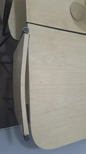 Mesa quadrada com estrutura de ferro 