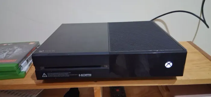 X Box One 500gb com um controle e 6 jogos (3 físicos 3 digitais)
