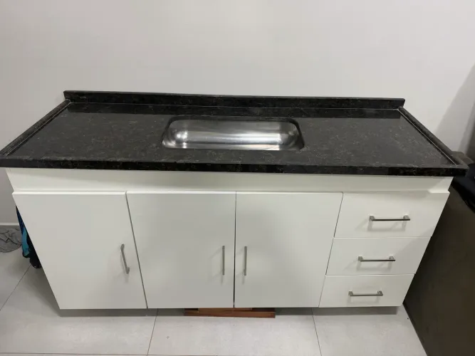 Pia de cozinha em granito com gabinete