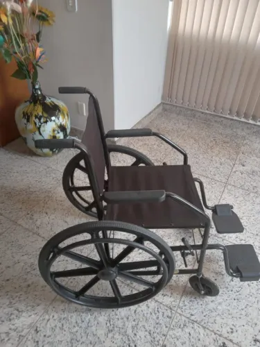 Vendo cadeira de rodas muito conservada