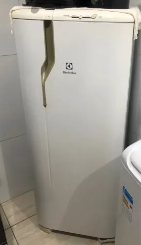 Vende-se uma geladeira em perfeito estado