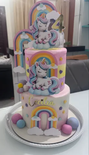 Vendo bolo fake com nome Cecília (pode remover ) no tema unicórnio baby