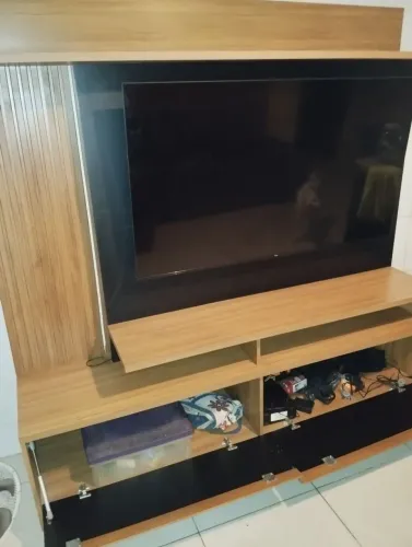 Rack com painel sem nenhum detalhe bem cuidado 