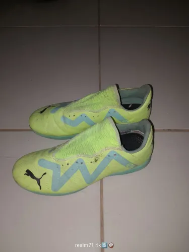 Vende-se uma Future Play de cor verde neon e azul.