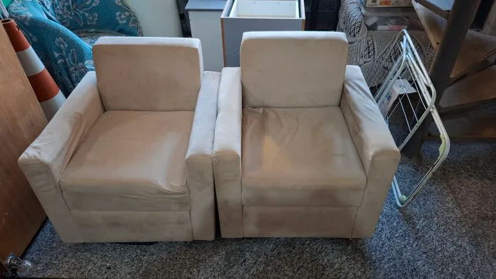 Par poltronas estofadas