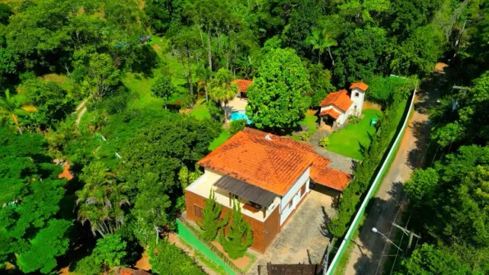 Casa em Secretário, com 5 Suítes e área de lazer completa!
