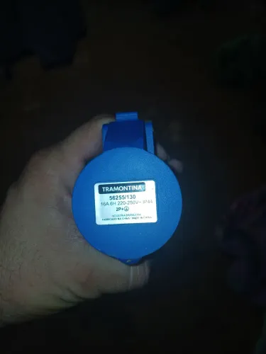 Tomada industrial com 03 saídas 