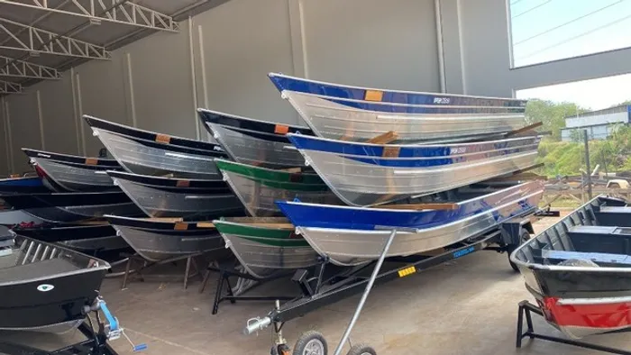 Barco de 6 metros Borda Alta - Motor ate 30 Hp