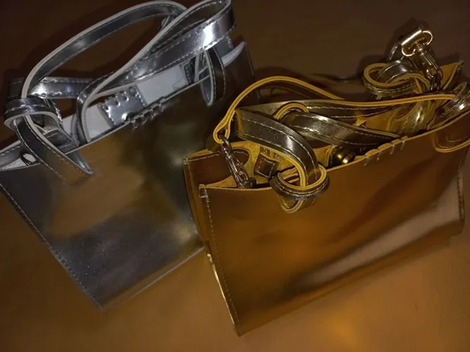  Bolsas dourada e bolsa prateada