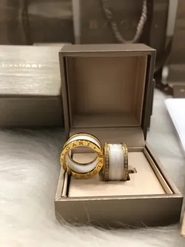 Aliança bulgari bvlgari com cerâmica branca 20 milesimos de ouro 18k