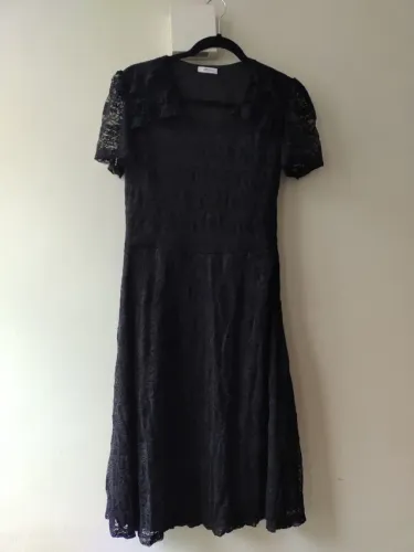 Vestido em renda elástica, modelo midi.
