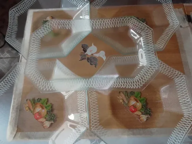 Lote pratos e travessa de vidro decorado