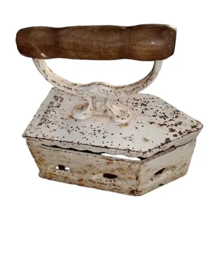 Ferro de passar roupa antigo