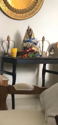 Mesa tipo escrivaninha de madeira antiga