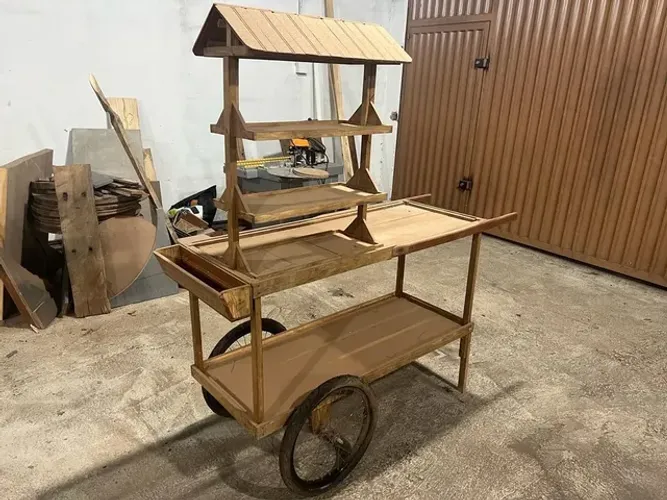 Carrinho expositor de madeira pouco utilizado