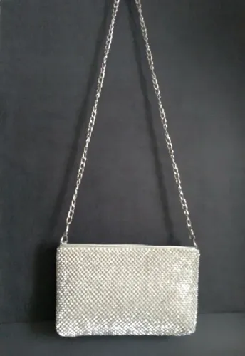 Bolsa carteira feminina de mão e ombro em prata com strass alça corrente