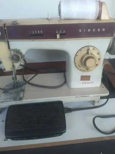 Vendo máquina de costura da marca Singer antiga. Valor 400 reais. Aceito trocar .