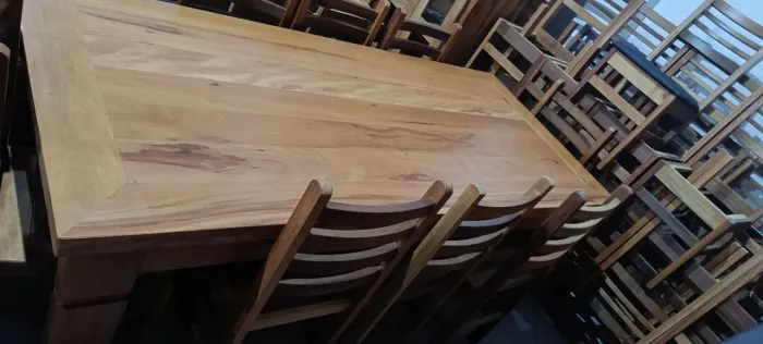 Mesa de madeira com 8 cadeiras anatômicas 2x90 $ 3.899,00. Entregamos em sua casa 