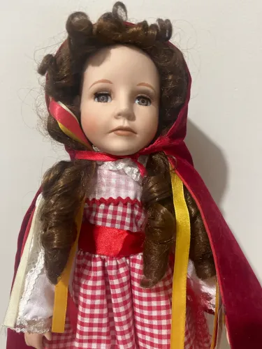 Boneca de porcelana antiga chapeuzinho vermelho