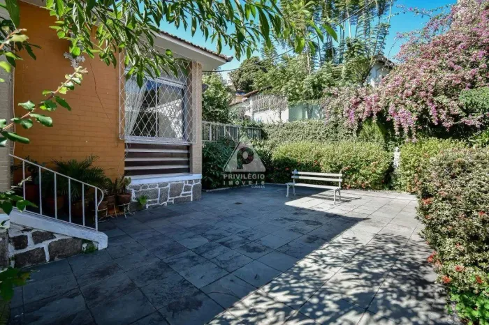 Casa 4 quartos, 1 suite, 2 banheiros, piscina, salão de festas, 6 vagas, 400m2, Santa Tere