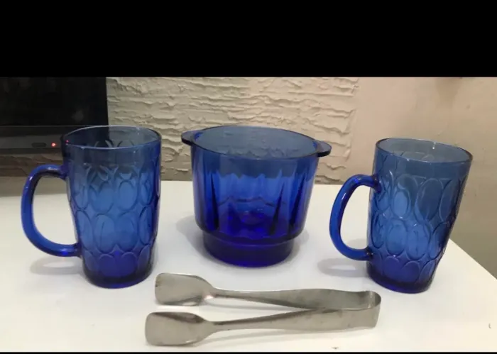 (Antiguidade) Balde de gelo c/ duas canecas