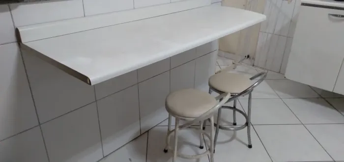Bancada de parede com banquetas