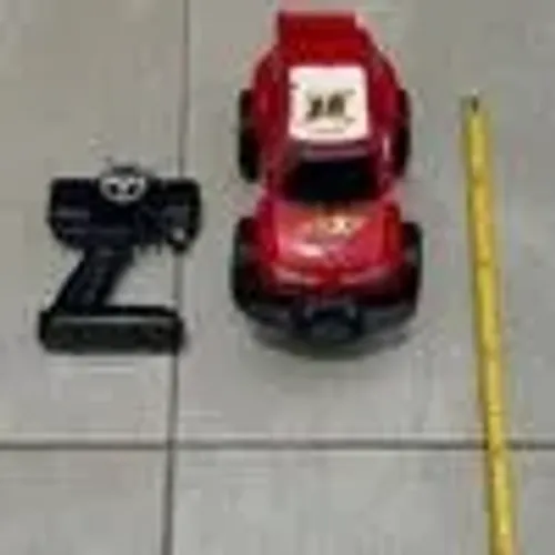 Carrinho de controle remoto importado.
