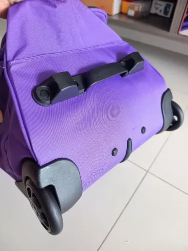 Bolsa de viagem com rodinhas.Nova.