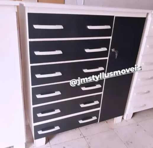 Cômoda moderna com gavetas e armário