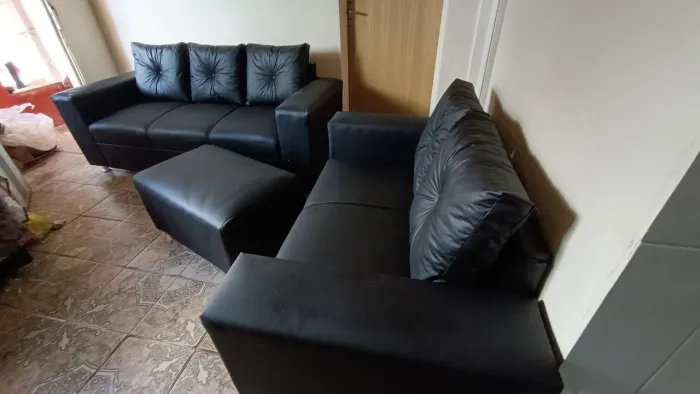 Conjunto de sofá no courino