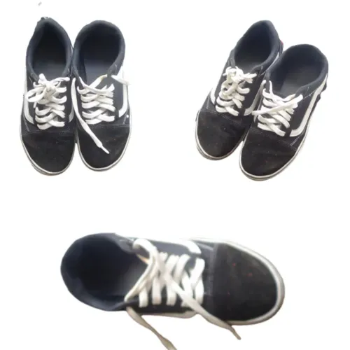 Tênis Vans preto com listras Brancas - Numeração 38. 