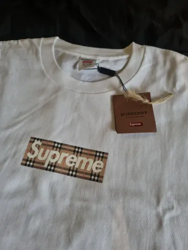 Camiseta Supreme Burberry