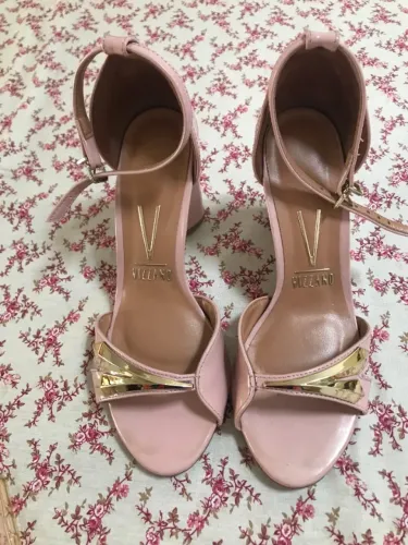 Sandália Rosa Com Detalhe Dourado De Festa Vizzano