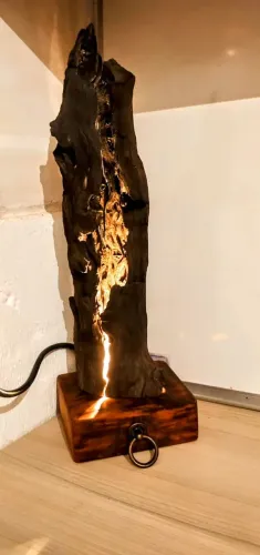 Luminária incandescência em madeira viva