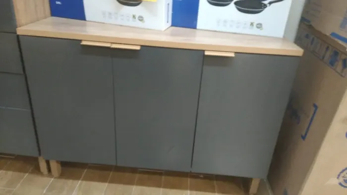 Armário Cinza com Tampo Amadeirado
