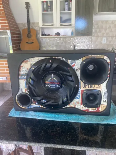 Caixa de som nova com os cabos 