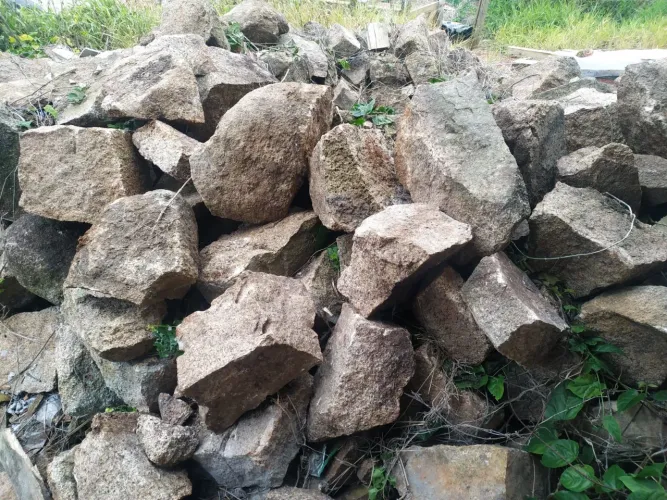 Pedras brutas para muro e contençoes