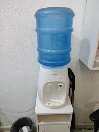 Vendo bebedouro + mesa