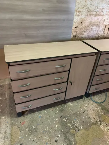 CÔMODA de 4 gavetas com porta