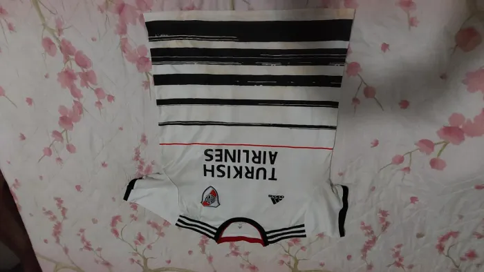 Camisa de Futebol River Plate - Adidas COM MANCHAS DE USADO SÓ VENDA NÃO TROCO POR NADA 
