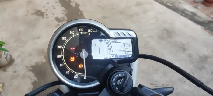 Moto lindíssima impecável!!